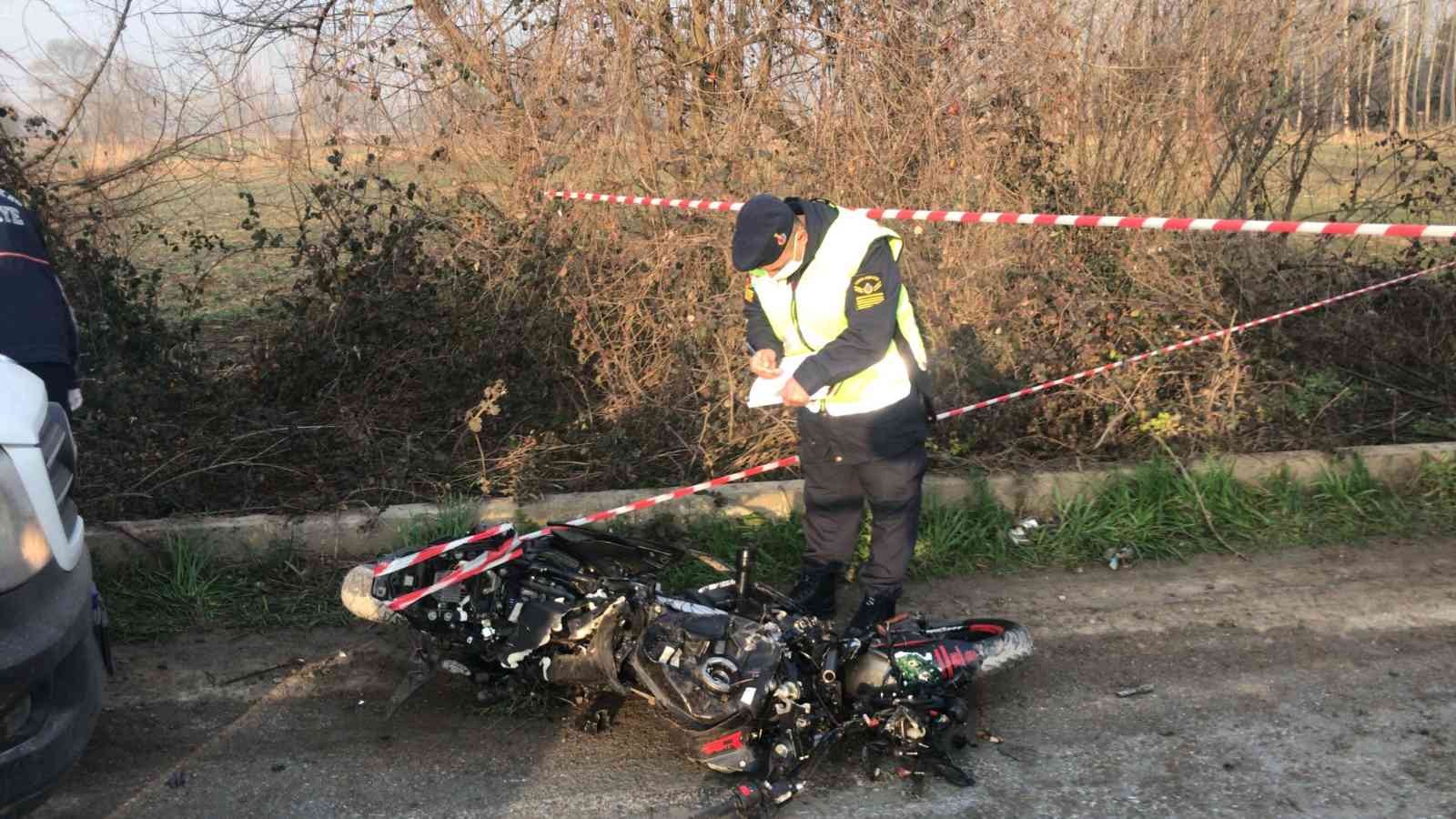 Sakarya’nın Akyazı ilçesinde yola dökülen çamurun sebep olduğu iddia edilen trafik kazasında işten çıkarak motosikleti ile evine gitmek istediği ...