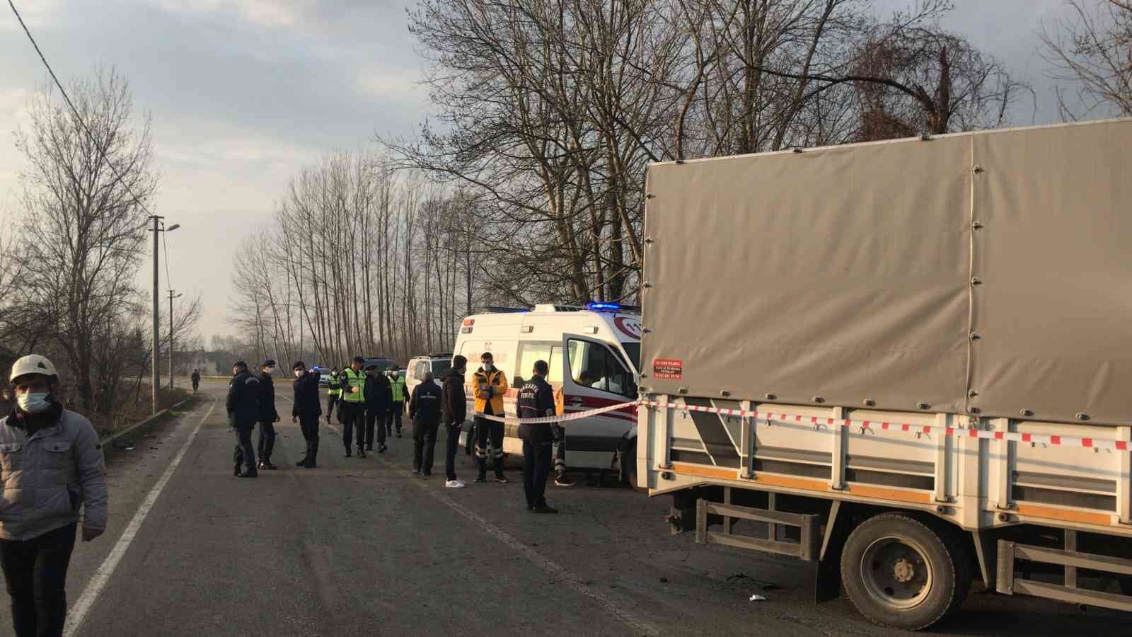 Sakarya’nın Akyazı ilçesinde yola dökülen çamurun sebep olduğu iddia edilen trafik kazasında işten çıkarak motosikleti ile evine gitmek istediği ...