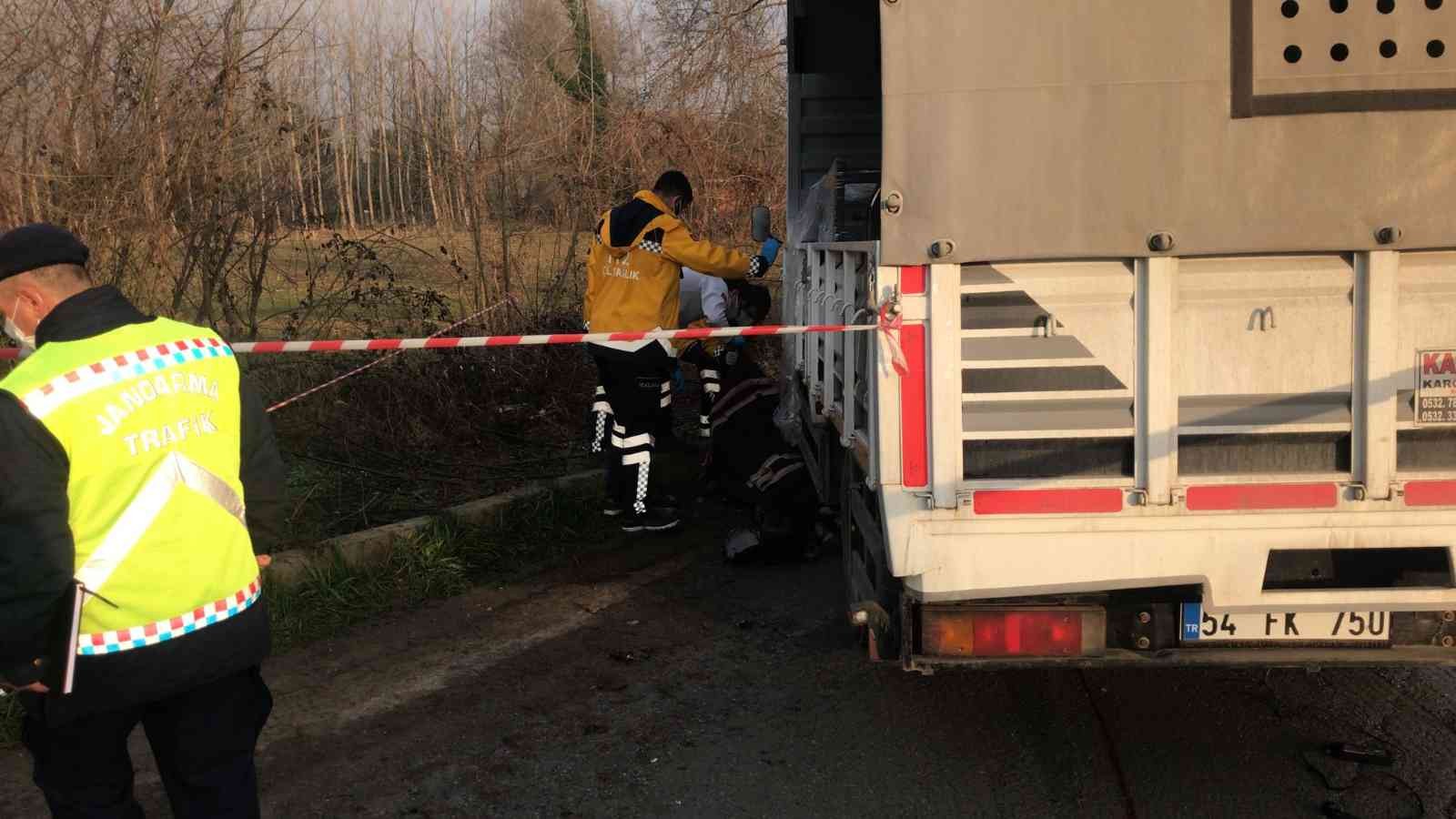 Sakarya’nın Akyazı ilçesinde yola dökülen çamurun sebep olduğu iddia edilen trafik kazasında işten çıkarak motosikleti ile evine gitmek istediği ...