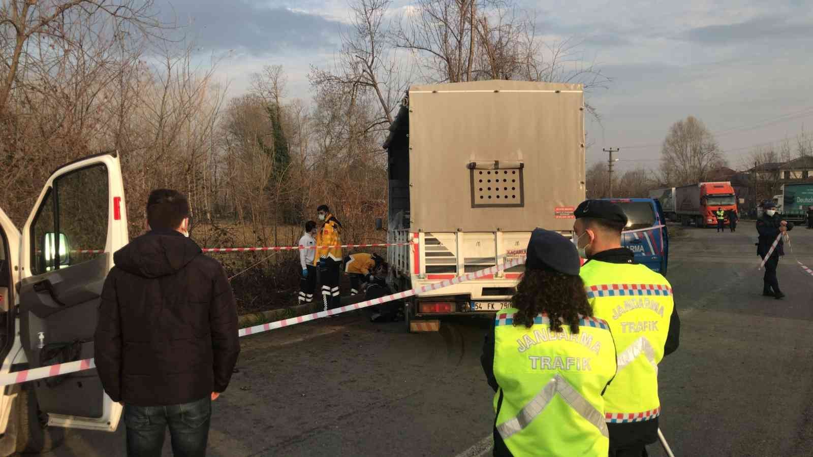 Sakarya’nın Akyazı ilçesinde yola dökülen çamurun sebep olduğu iddia edilen trafik kazasında işten çıkarak motosikleti ile evine gitmek istediği ...