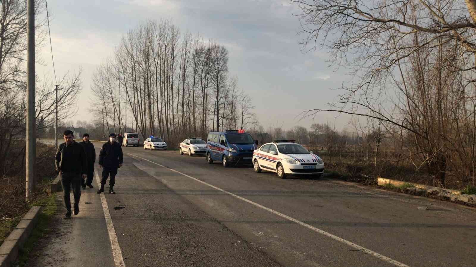 Sakarya’nın Akyazı ilçesinde yola dökülen çamurun sebep olduğu iddia edilen trafik kazasında işten çıkarak motosikleti ile evine gitmek istediği ...