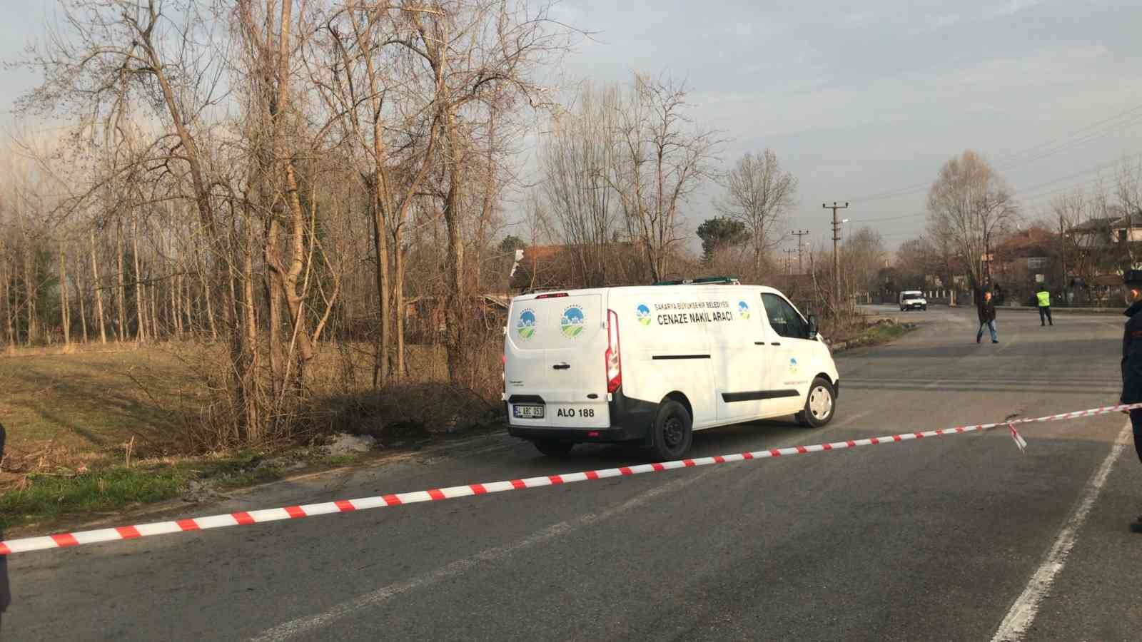 Sakarya’nın Akyazı ilçesinde yola dökülen çamurun sebep olduğu iddia edilen trafik kazasında işten çıkarak motosikleti ile evine gitmek istediği ...