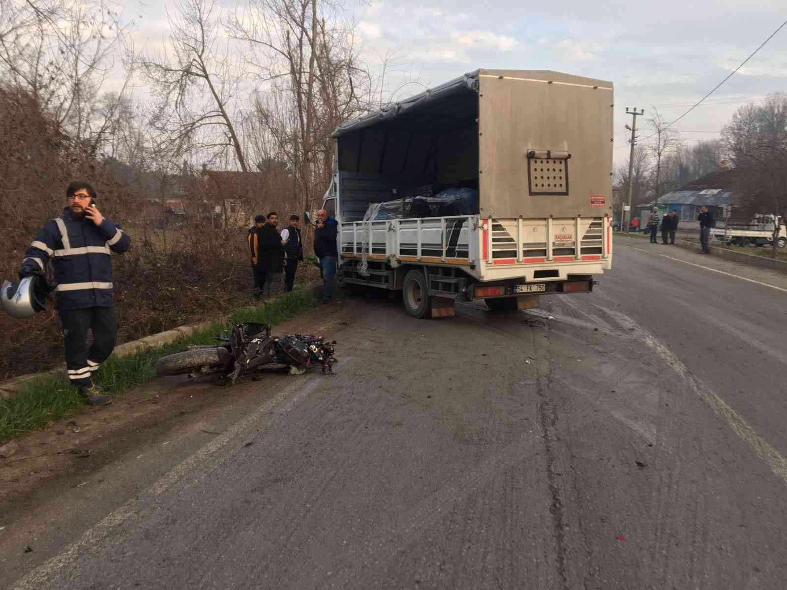 Sakarya’nın Akyazı ilçesinde yola dökülen çamurun sebep olduğu iddia edilen trafik kazasında işten çıkarak motosikleti ile evine gitmek istediği ...