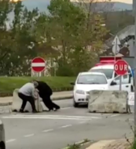 Kocaeli’nin Darıca ilçesinde iki kişi, çalışma sebebiyle yola konulan yüzlerce kilo ağırlığındaki beton bariyerleri iterek yollarına devam etti ...