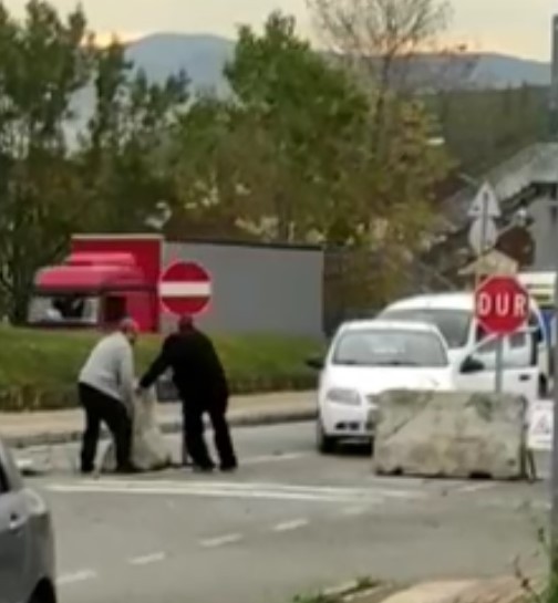 Kocaeli’nin Darıca ilçesinde iki kişi, çalışma sebebiyle yola konulan yüzlerce kilo ağırlığındaki beton bariyerleri iterek yollarına devam etti ...