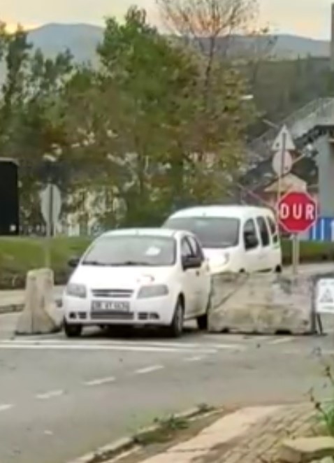 Kocaeli’nin Darıca ilçesinde iki kişi, çalışma sebebiyle yola konulan yüzlerce kilo ağırlığındaki beton bariyerleri iterek yollarına devam etti ...