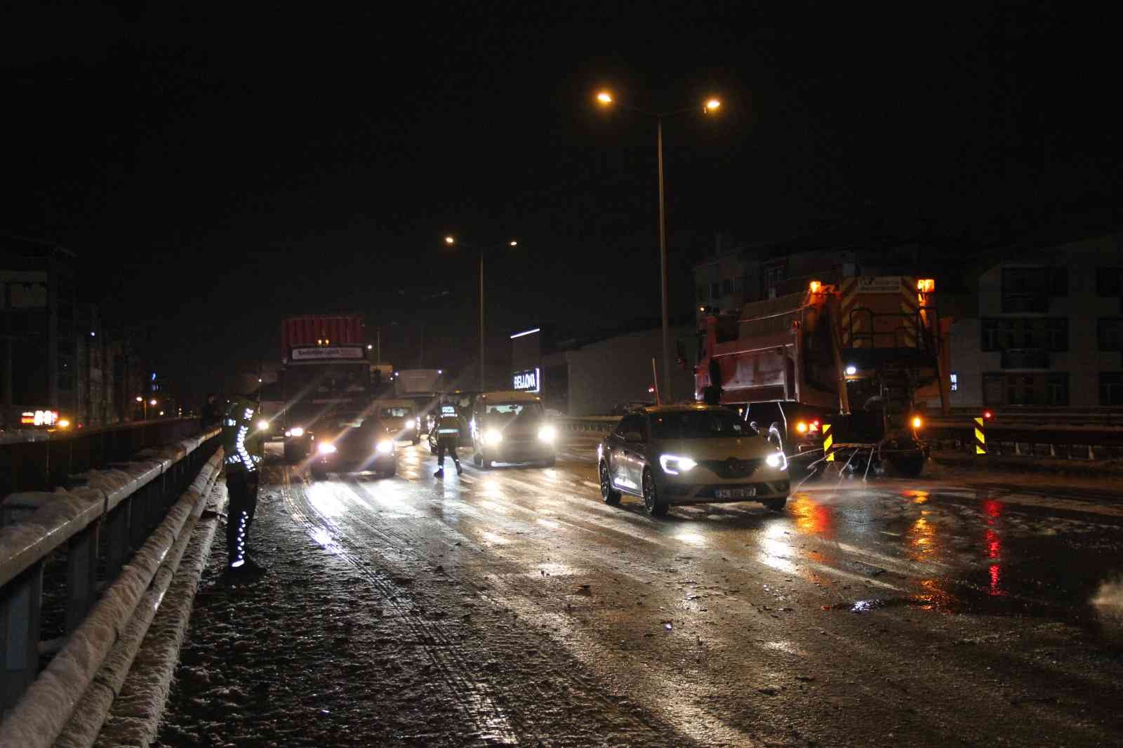 Kocaeli’nin Körfez ilçesinde kar sebebiyle buzlanan yolda kayan 13 araç kazaya karıştı. İstanbul ve Ankara istikametinde toplam 5 ayrı noktada ...