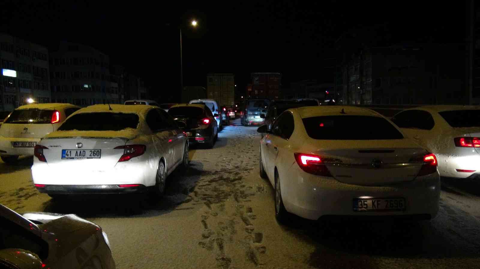 Kocaeli’nin Körfez ilçesinde kar sebebiyle buzlanan yolda kayan 13 araç kazaya karıştı. İstanbul ve Ankara istikametinde toplam 5 ayrı noktada ...