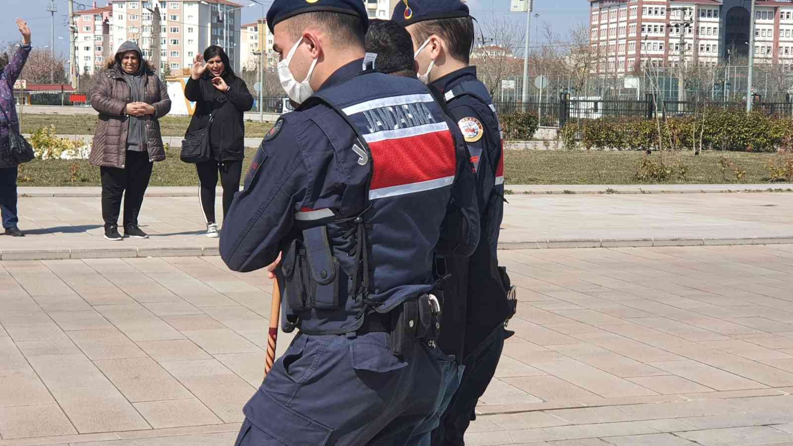 Tekirdağ’ın Ergene ilçesinde 14 ayrı suçtan aranan şüpheli jandarma ekiplerince yakalandı. Ergene İlçe Jandarma Komutanlığı ekiplerince Velimeşe ...