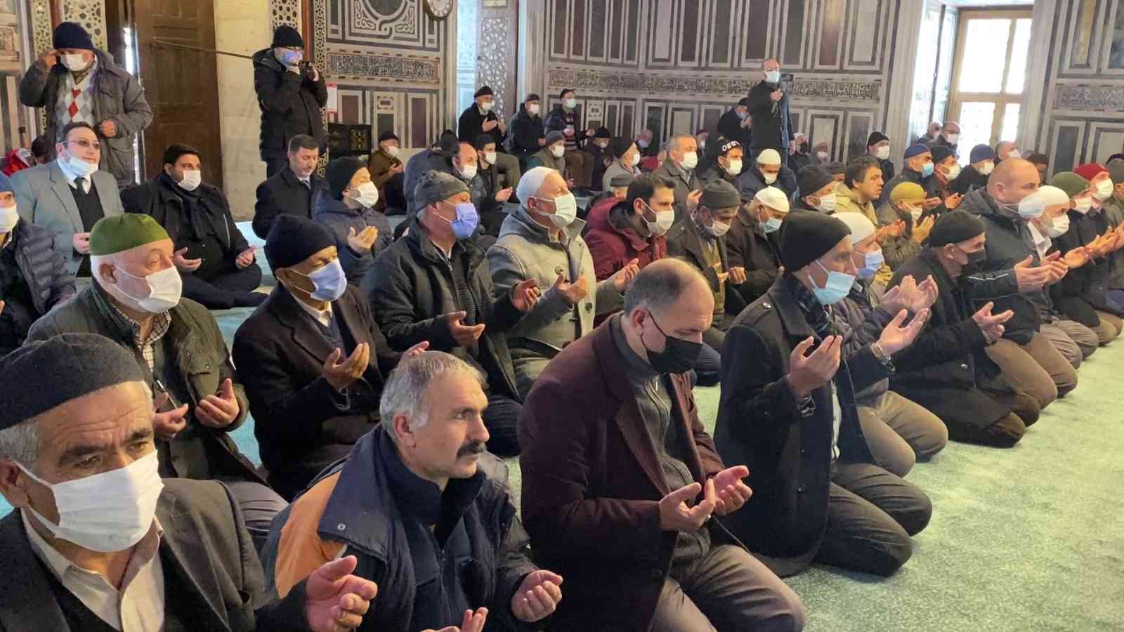 Kocaeli’nin Gebze ilçesinde 15 Temmuz şehitleri için 251 hatim indirildi. Gebze Belediyesi, 15 Temmuz Derneği ve ilçe sivil toplum ...