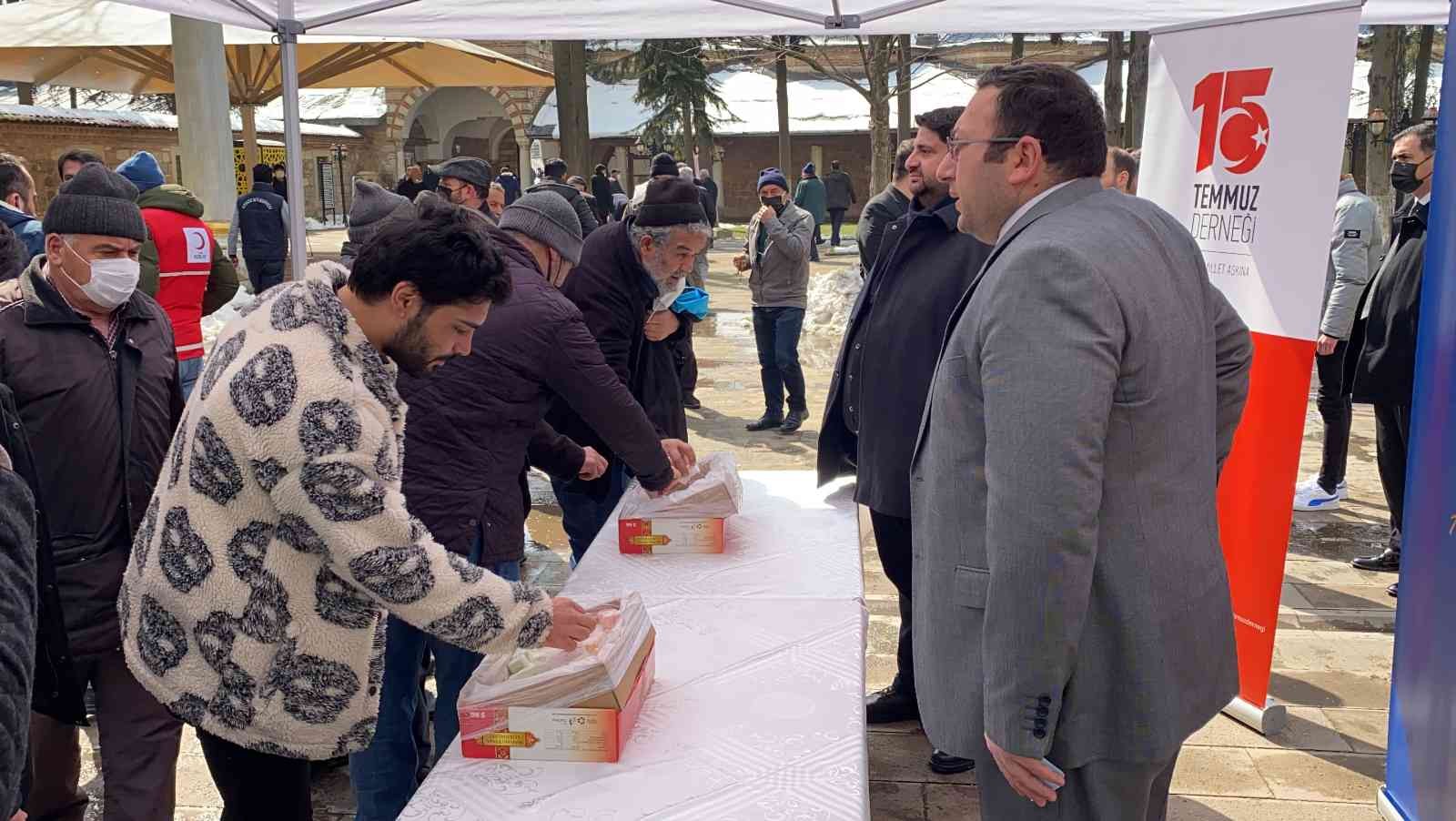 Kocaeli’nin Gebze ilçesinde 15 Temmuz şehitleri için 251 hatim indirildi. Gebze Belediyesi, 15 Temmuz Derneği ve ilçe sivil toplum ...