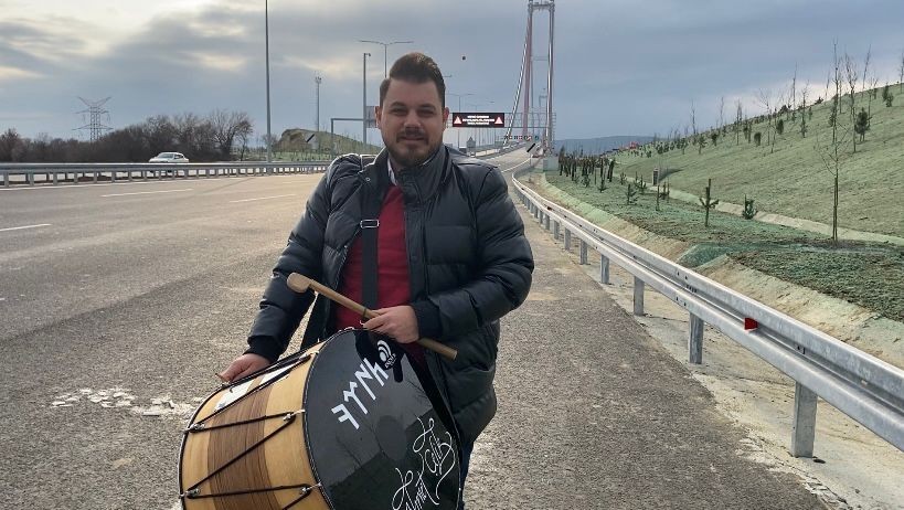 Tekirdağ’dan Çanakkale’ye gelen davul virtüözü Ahmet Çelik, 1915 Çanakkale Köprüsü’nden Avrupa yakasından davul çalarak ve Çanakkale Türküsünü ...