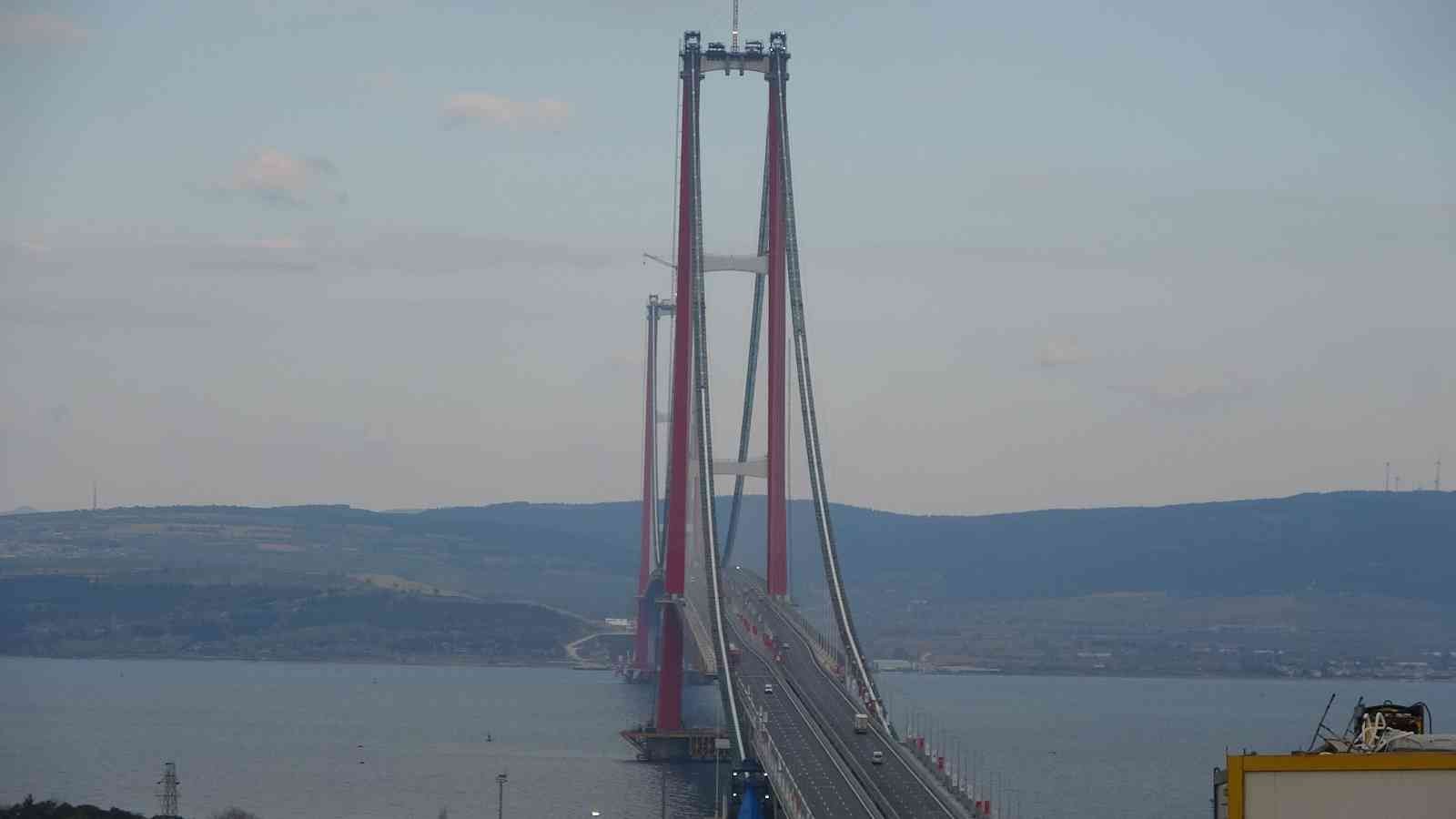 Tekirdağ’dan Çanakkale’ye gelen davul virtüözü Ahmet Çelik, 1915 Çanakkale Köprüsü’nden Avrupa yakasından davul çalarak ve Çanakkale Türküsünü ...