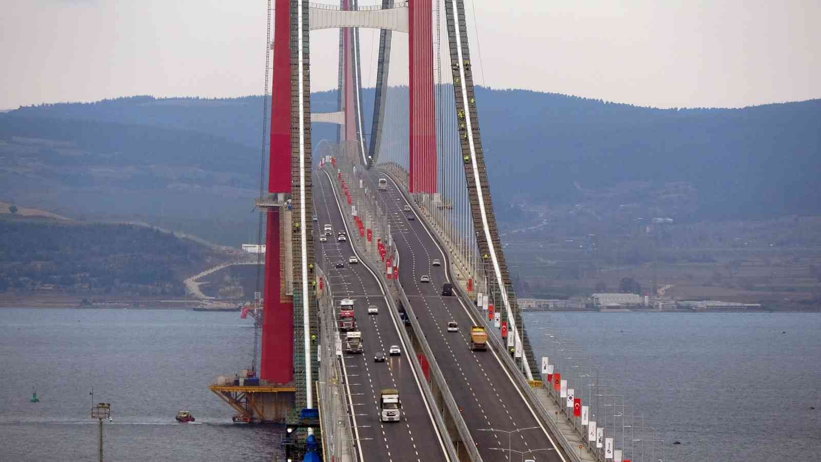 Tekirdağ’dan Çanakkale’ye gelen davul virtüözü Ahmet Çelik, 1915 Çanakkale Köprüsü’nden Avrupa yakasından davul çalarak ve Çanakkale Türküsünü ...