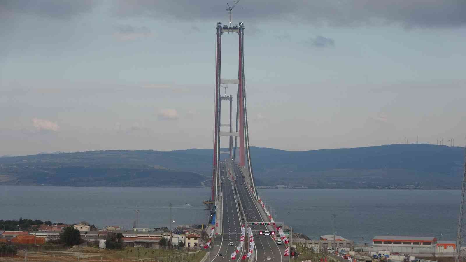 Tekirdağ’dan Çanakkale’ye gelen davul virtüözü Ahmet Çelik, 1915 Çanakkale Köprüsü’nden Avrupa yakasından davul çalarak ve Çanakkale Türküsünü ...