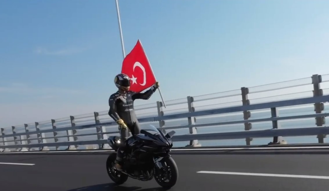 Türkiye Motosiklet Federasyonu Milli Takımlar Kaptanı Kenan Sofuoğlu ile Dünya Superbike Şampiyonu Toprak Razgatlıoğlu, 1915 Çanakkale Köprüsü ...