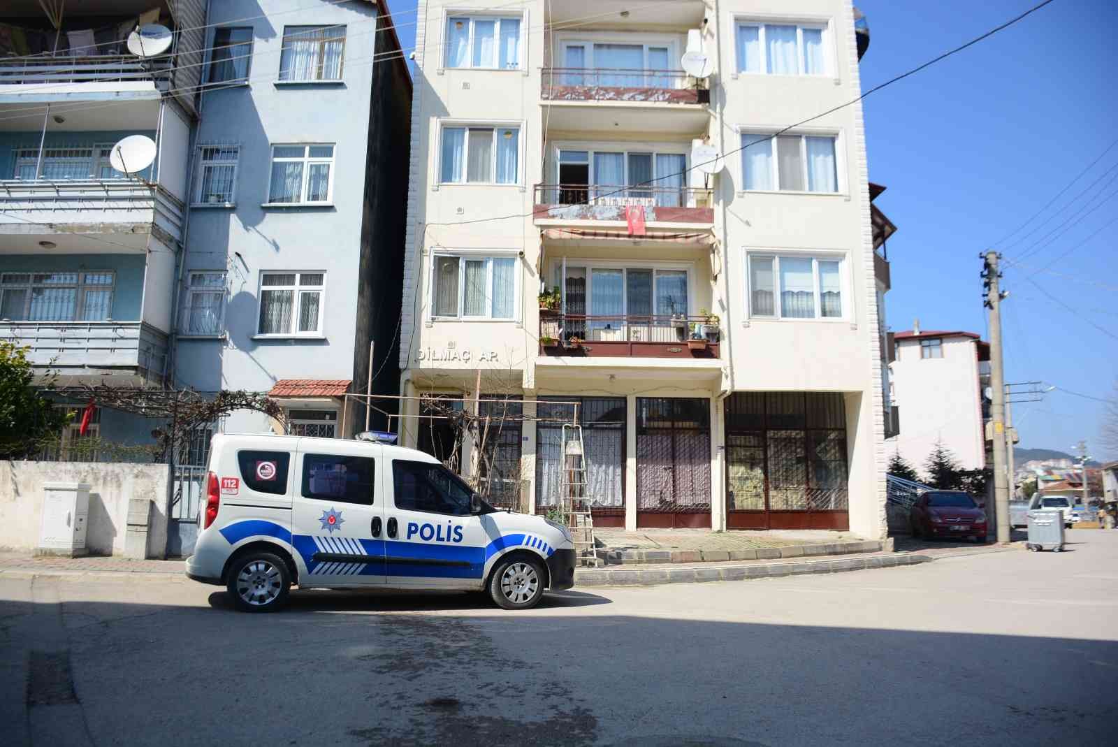 Kocaeli’de 2. kattaki evinin balkonundan dengesini kaybederek beton zemine düşen kişi yaralandı. Vatandaşın düşmesini önlemek isteyen komşusu ise ...