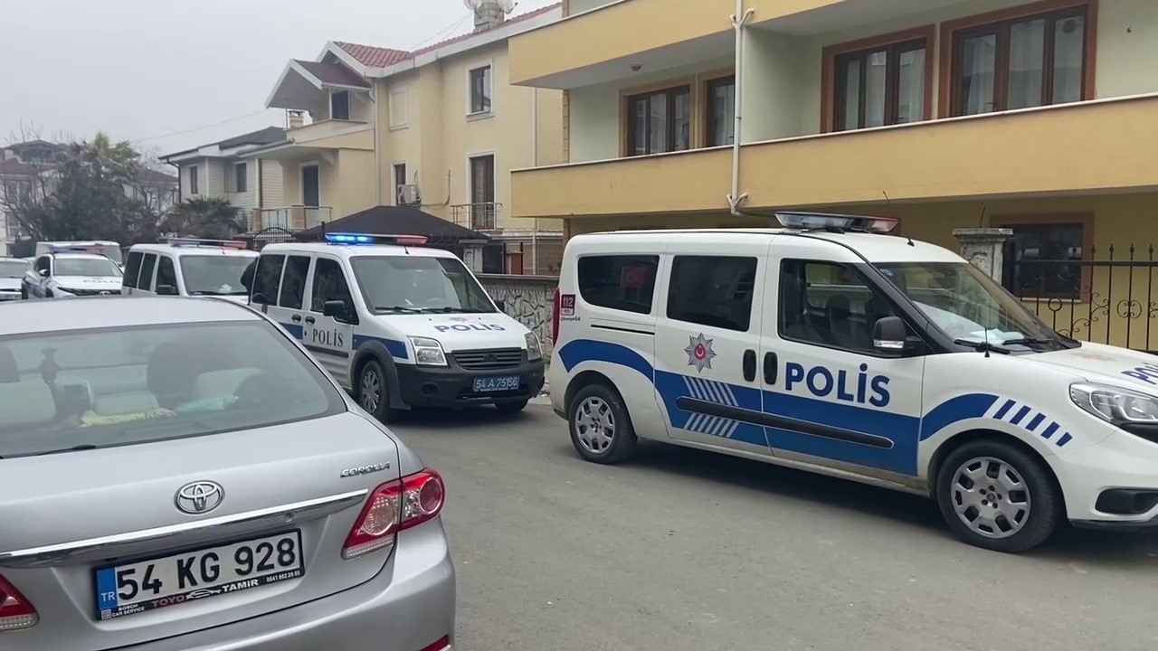 Sakarya’nın Serdivan ilçesinde bir apartman dairesinde 22 yaşındaki genç başından silahla vurulmuş halde bulundu. Konuya ilişkin evde bulunan 4 ...