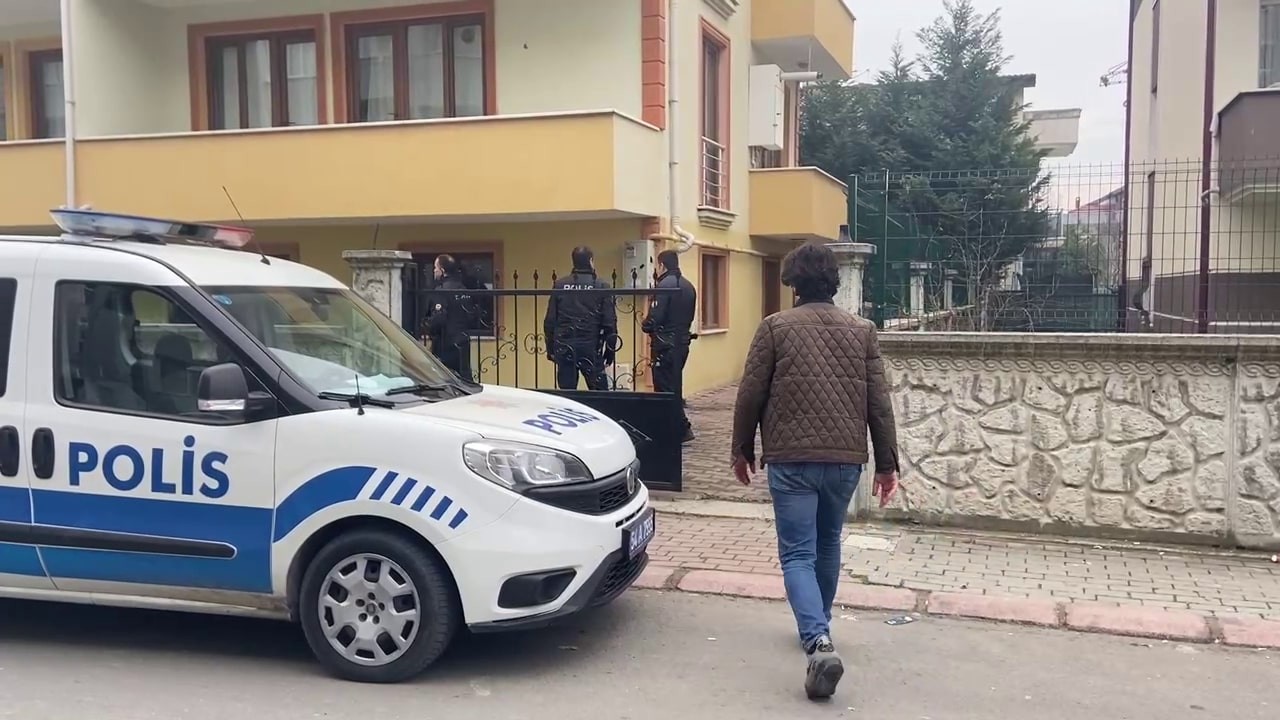 Sakarya’nın Serdivan ilçesinde bir apartman dairesinde 22 yaşındaki genç başından silahla vurulmuş halde bulundu. Konuya ilişkin evde bulunan 4 ...