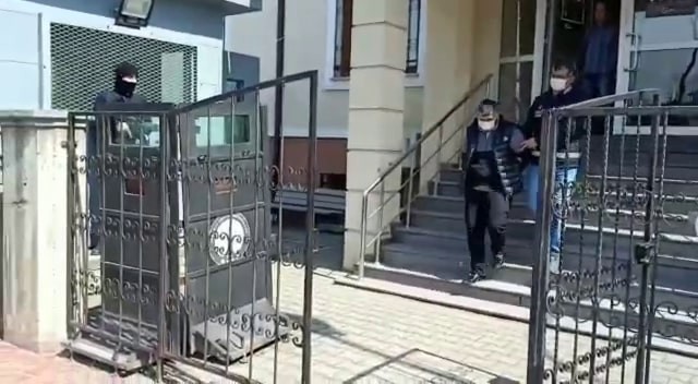 Sakarya’da 4 evden yaklaşık 200 bin lira değerinde ziynet eşyası ve para çaldığı belirlenen 3 şüpheliden biri tutuklandı. Şüphelilerin Bursa ve ...