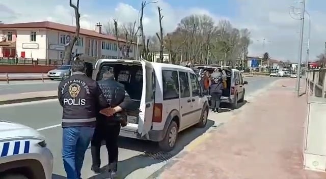 Sakarya’da 4 evden yaklaşık 200 bin lira değerinde ziynet eşyası ve para çaldığı belirlenen 3 şüpheliden biri tutuklandı. Şüphelilerin Bursa ve ...