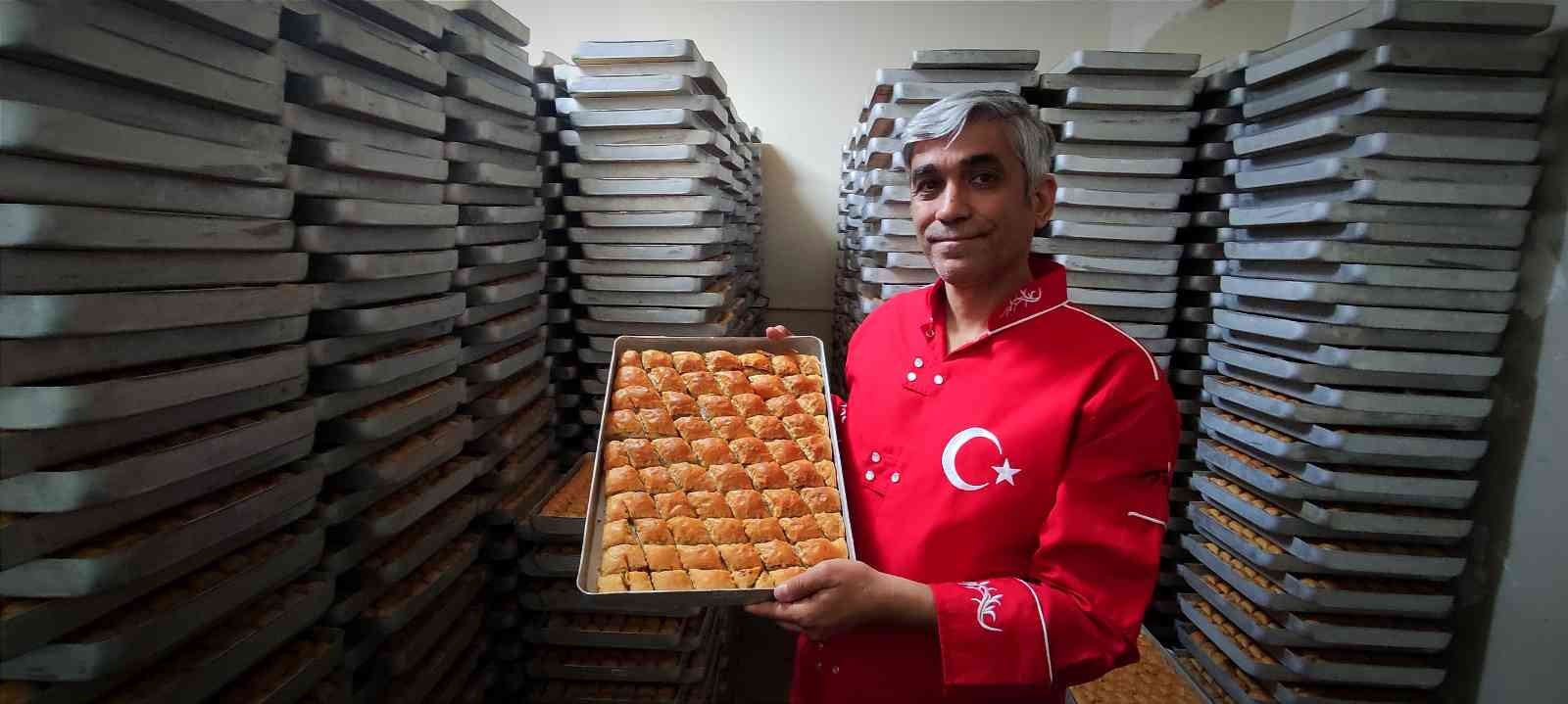 Bursa’da baklavacılarda Ramazan ayı telaşı başladı. Bir firma 4 bin tepsi baklava yaptı, Ramazan ayını bekliyor. Ramazan ayına sayılı günler kala ...