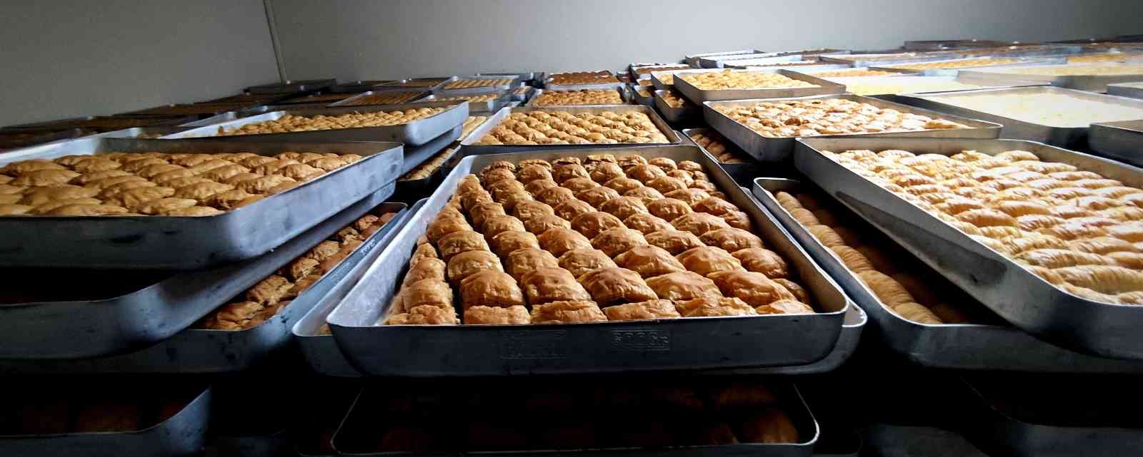 Bursa’da baklavacılarda Ramazan ayı telaşı başladı. Bir firma 4 bin tepsi baklava yaptı, Ramazan ayını bekliyor. Ramazan ayına sayılı günler kala ...