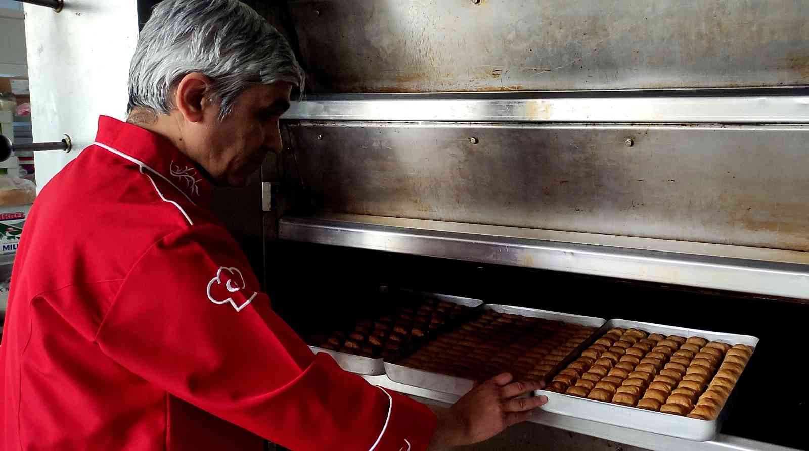 Bursa’da baklavacılarda Ramazan ayı telaşı başladı. Bir firma 4 bin tepsi baklava yaptı, Ramazan ayını bekliyor. Ramazan ayına sayılı günler kala ...