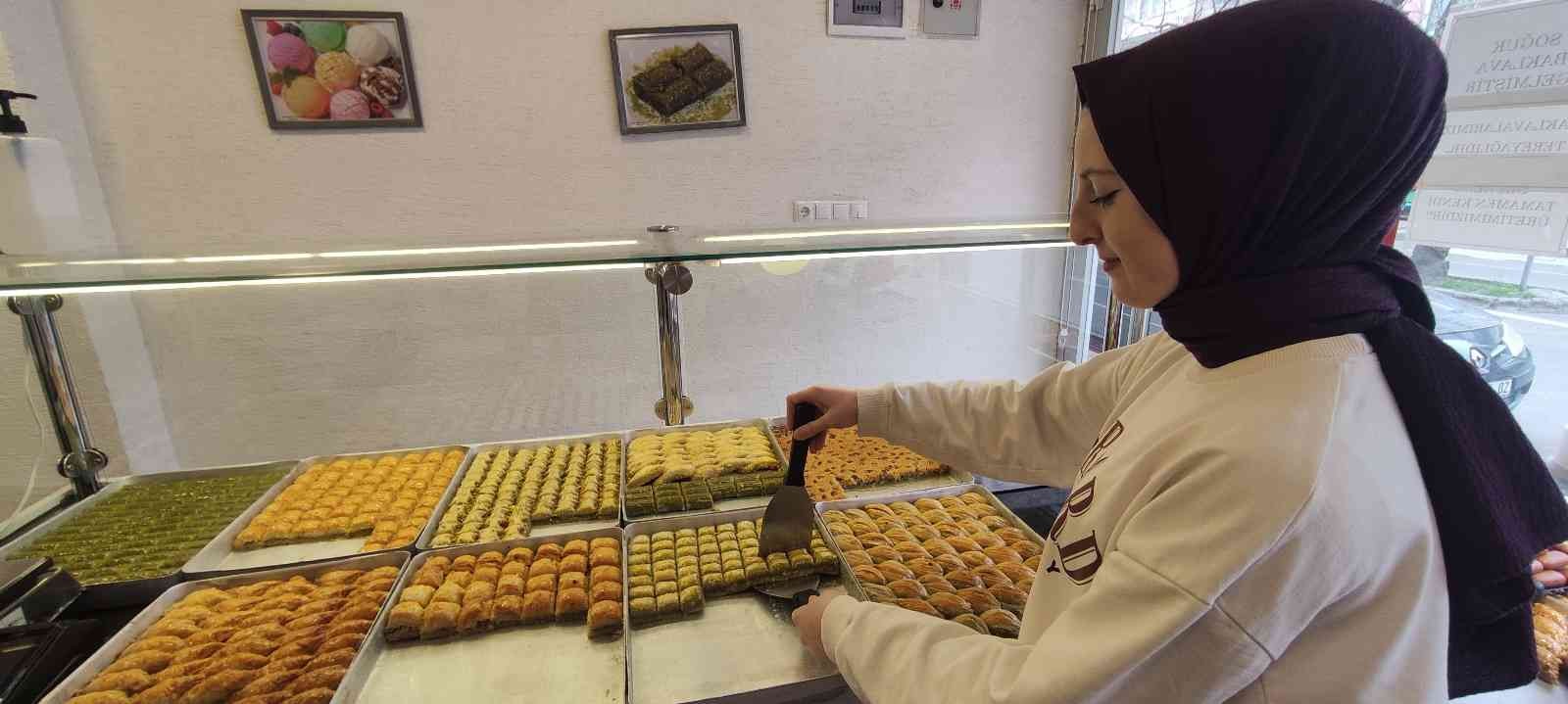 Bursa’da baklavacılarda Ramazan ayı telaşı başladı. Bir firma 4 bin tepsi baklava yaptı, Ramazan ayını bekliyor. Ramazan ayına sayılı günler kala ...