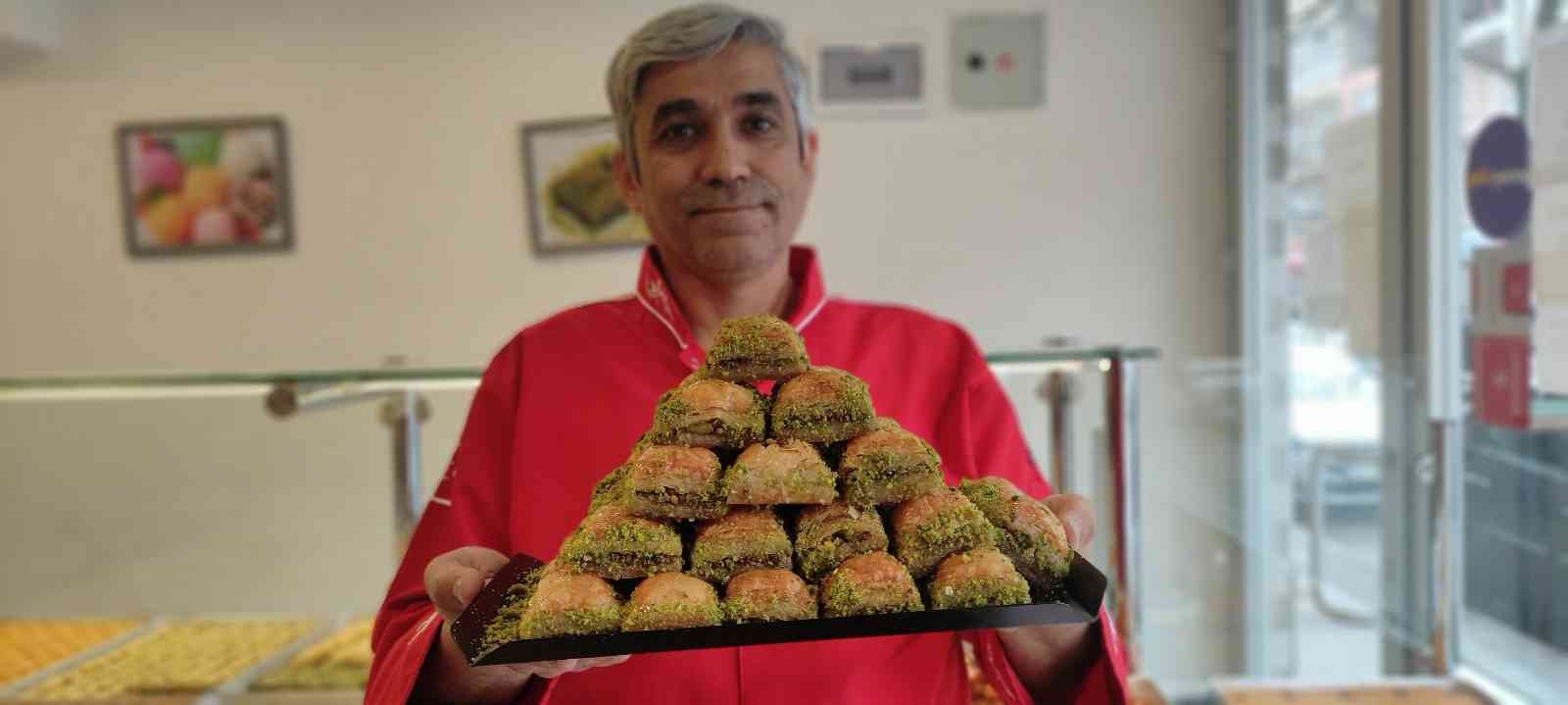 Bursa’da baklavacılarda Ramazan ayı telaşı başladı. Bir firma 4 bin tepsi baklava yaptı, Ramazan ayını bekliyor. Ramazan ayına sayılı günler kala ...