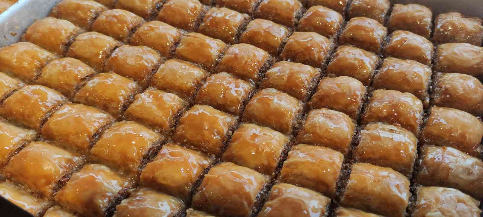 Bursa’da baklavacılarda Ramazan ayı telaşı başladı. Bir firma 4 bin tepsi baklava yaptı, Ramazan ayını bekliyor. Ramazan ayına sayılı günler kala ...