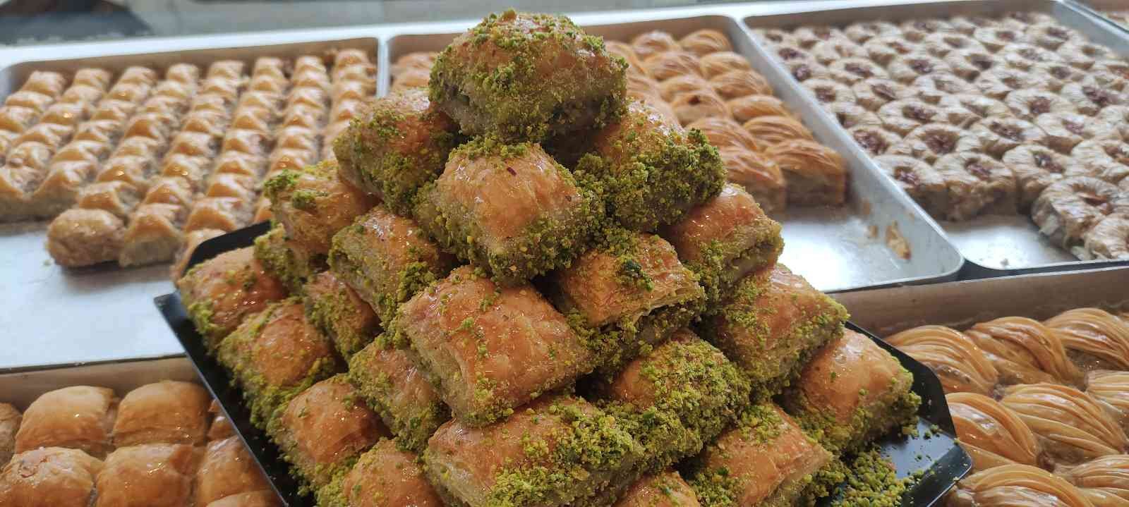 Bursa’da baklavacılarda Ramazan ayı telaşı başladı. Bir firma 4 bin tepsi baklava yaptı, Ramazan ayını bekliyor. Ramazan ayına sayılı günler kala ...