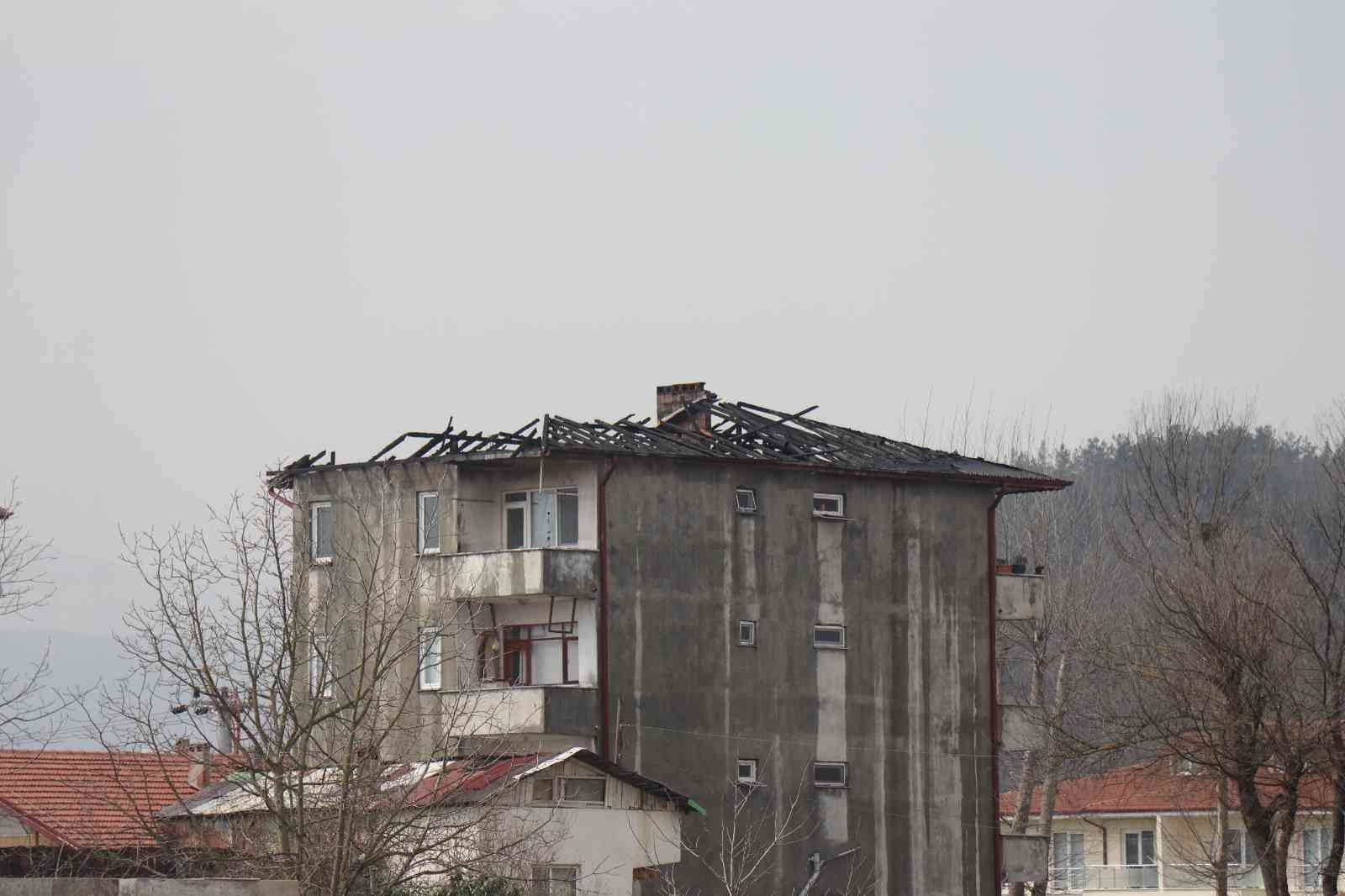 Sakarya’nın Arifiye ilçesinde 4 katlı binanın çatısında çıkan yangın ilçenin dört bir yanından görüldü. Bina sakinleri, itfaiyenin yangına ...