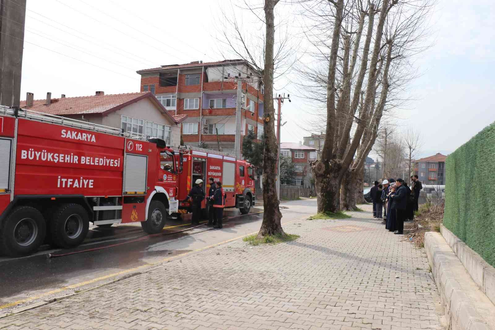 Sakarya’nın Arifiye ilçesinde 4 katlı binanın çatısında çıkan yangın ilçenin dört bir yanından görüldü. Bina sakinleri, itfaiyenin yangına ...