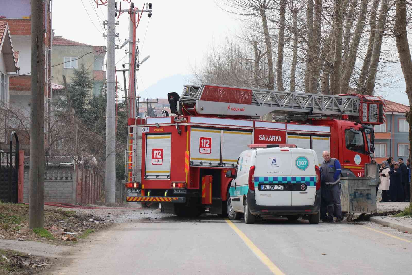 Sakarya’nın Arifiye ilçesinde 4 katlı binanın çatısında çıkan yangın ilçenin dört bir yanından görüldü. Bina sakinleri, itfaiyenin yangına ...