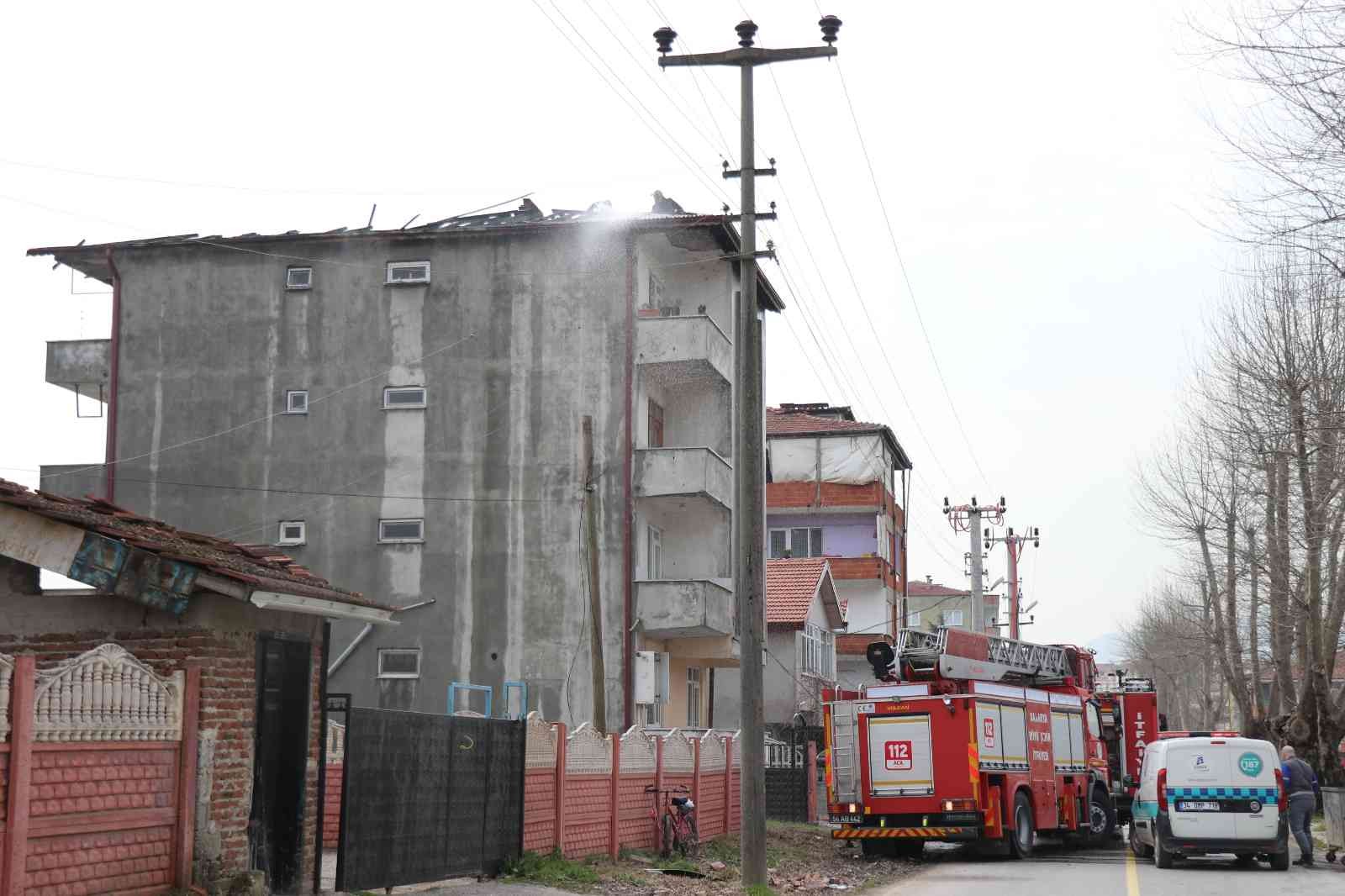 Sakarya’nın Arifiye ilçesinde 4 katlı binanın çatısında çıkan yangın ilçenin dört bir yanından görüldü. Bina sakinleri, itfaiyenin yangına ...