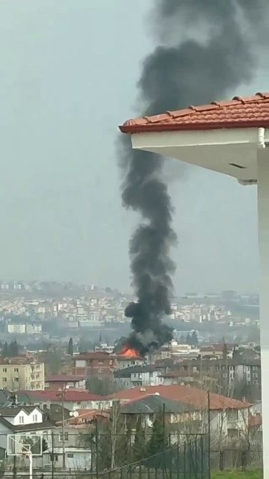 Sakarya’nın Arifiye ilçesinde 4 katlı binanın çatısında çıkan yangın ilçenin dört bir yanından görüldü. Bina sakinleri, itfaiyenin yangına ...