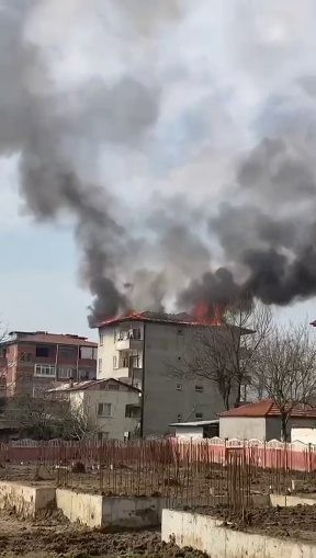 Sakarya’nın Arifiye ilçesinde 4 katlı binanın çatısında çıkan yangın ilçenin dört bir yanından görüldü. Bina sakinleri, itfaiyenin yangına ...