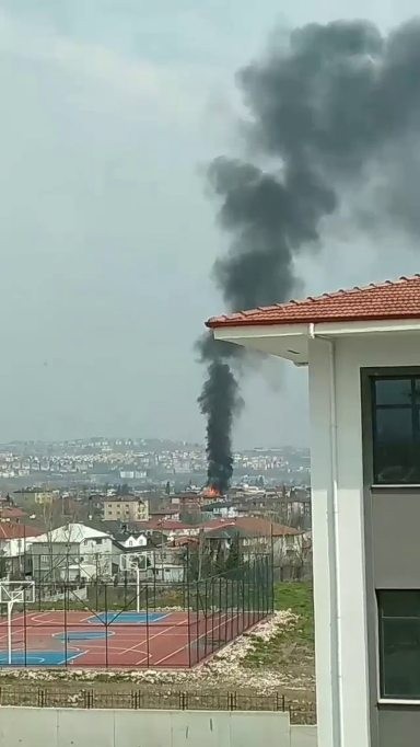 Sakarya’nın Arifiye ilçesinde 4 katlı binanın çatısında çıkan yangın ilçenin dört bir yanından görüldü. Bina sakinleri, itfaiyenin yangına ...