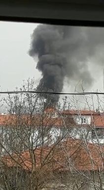 Sakarya’nın Arifiye ilçesinde 4 katlı binanın çatısında çıkan yangın ilçenin dört bir yanından görüldü. Bina sakinleri, itfaiyenin yangına ...