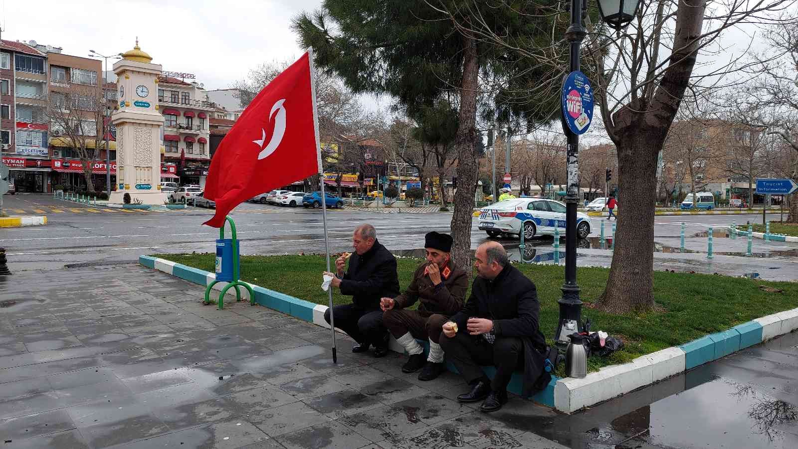 Çanakkale şehitleri için Türk bayrağıyla İstanbul’dan yola çıkan Saffet Gümüş, 4 günde Tekirdağ’a ulaştı. 55 yaşındaki Tokat 15’liler Derneği ...