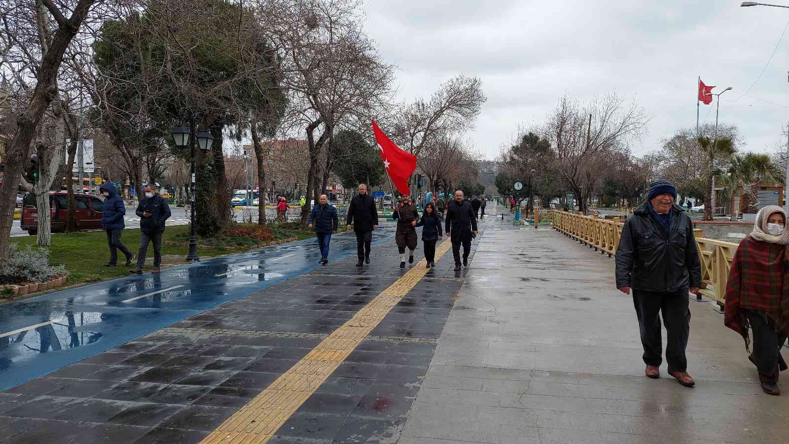 Çanakkale şehitleri için Türk bayrağıyla İstanbul’dan yola çıkan Saffet Gümüş, 4 günde Tekirdağ’a ulaştı. 55 yaşındaki Tokat 15’liler Derneği ...