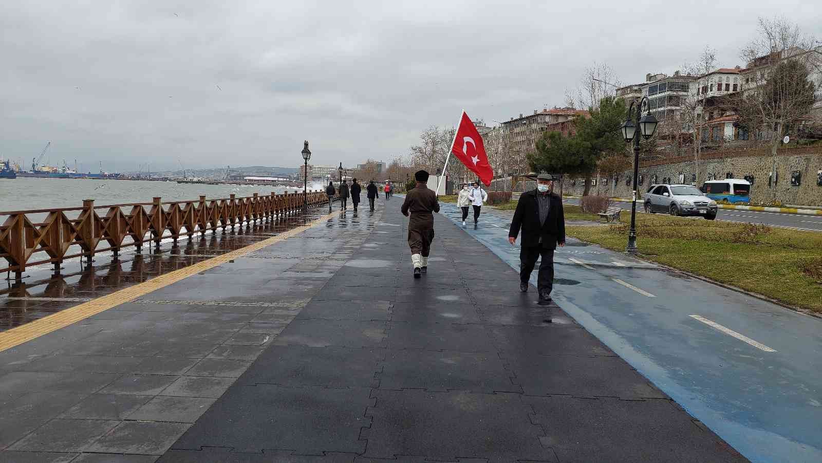 Çanakkale şehitleri için Türk bayrağıyla İstanbul’dan yola çıkan Saffet Gümüş, 4 günde Tekirdağ’a ulaştı. 55 yaşındaki Tokat 15’liler Derneği ...