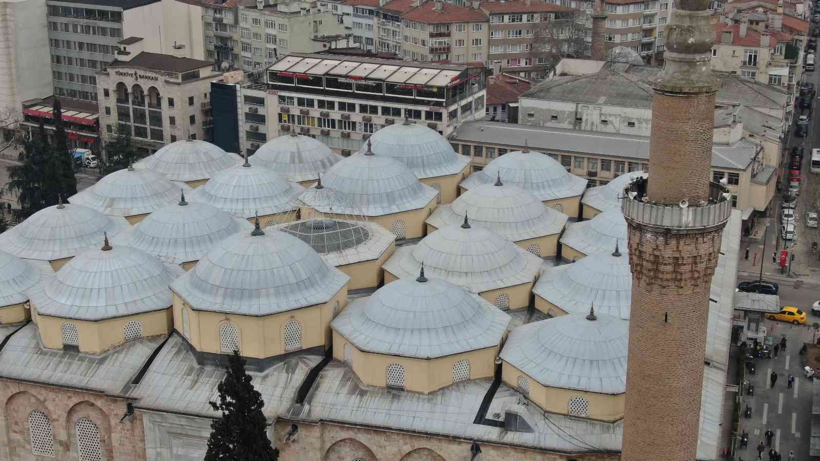 İslamiyetin en büyük 5 mabedi arasında gösterilen 623 yıllık Bursa Ulu Cami’ye Ramazan mahyası asılmaya başlandı. Bu yıl iman, istikamet ve ...