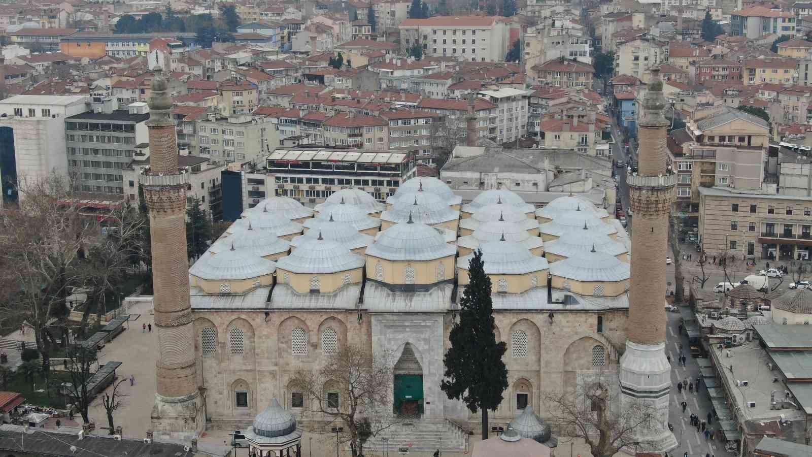 İslamiyetin en büyük 5 mabedi arasında gösterilen 623 yıllık Bursa Ulu Cami’ye Ramazan mahyası asılmaya başlandı. Bu yıl iman, istikamet ve ...