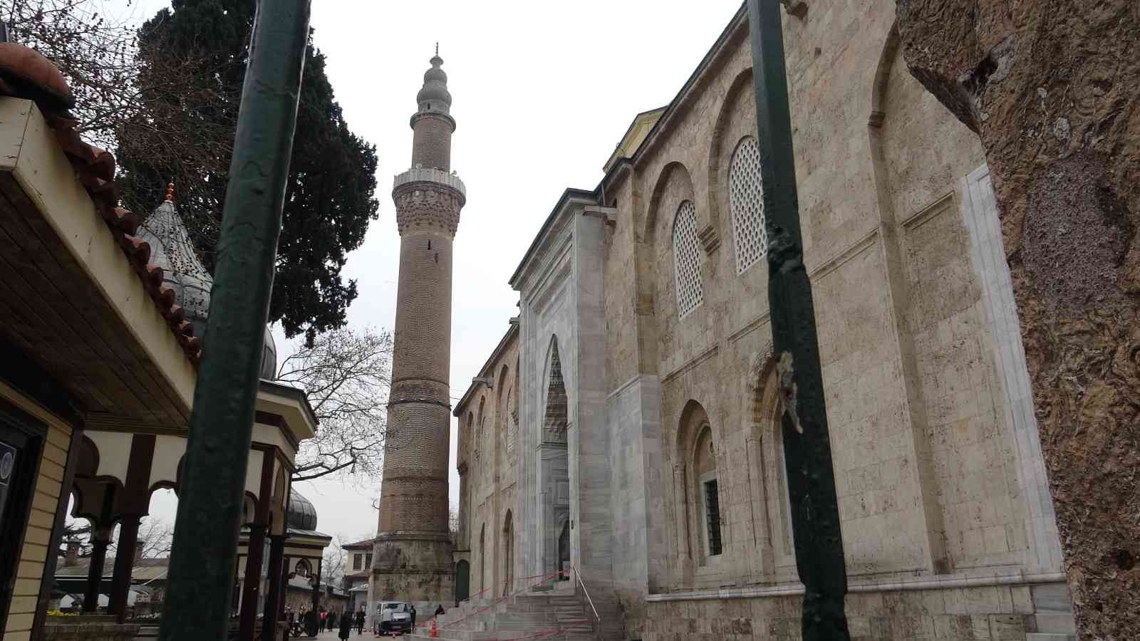 İslamiyetin en büyük 5 mabedi arasında gösterilen 623 yıllık Bursa Ulu Cami’ye Ramazan mahyası asılmaya başlandı. Bu yıl iman, istikamet ve ...