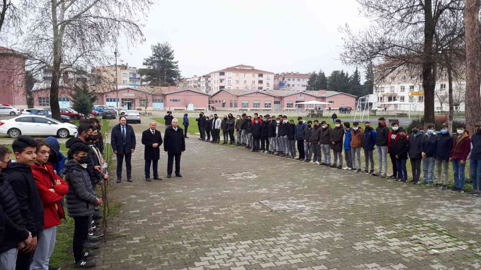 Bursa’nın Mustafakemalpaşa ilçesindeki 7 okulun öğrencileri, iklim değişikliğine dikkat çekmek amacıyla meyve fidanlarını toprakla buluşturdu ...