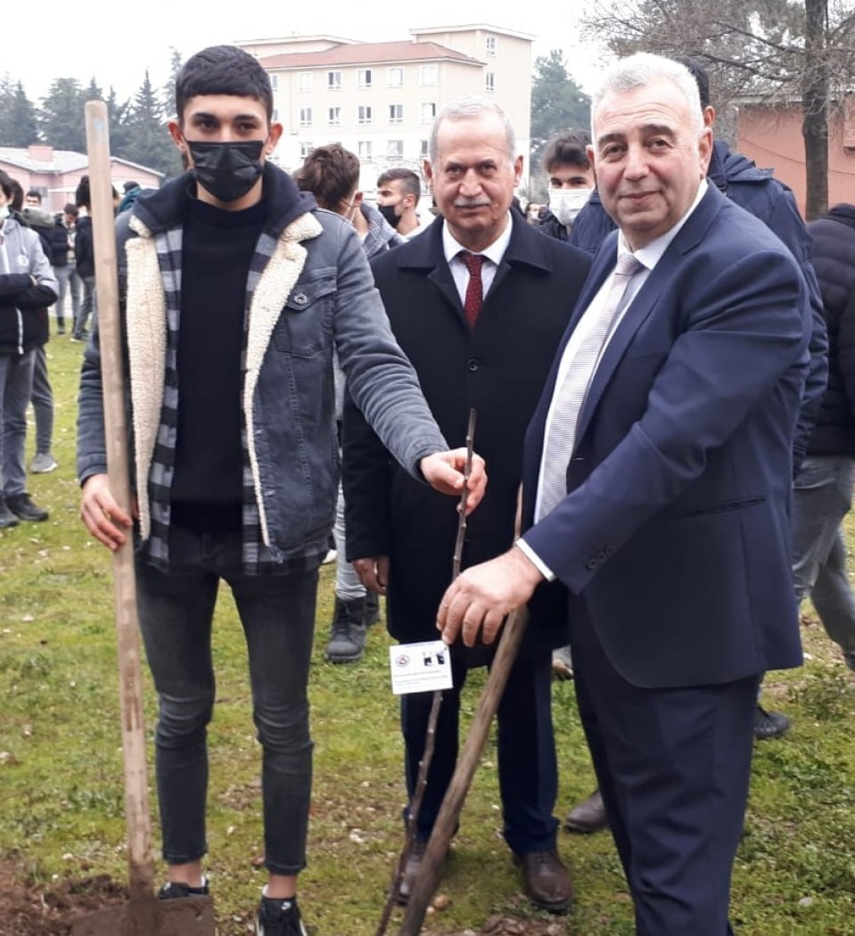 Bursa’nın Mustafakemalpaşa ilçesindeki 7 okulun öğrencileri, iklim değişikliğine dikkat çekmek amacıyla meyve fidanlarını toprakla buluşturdu ...