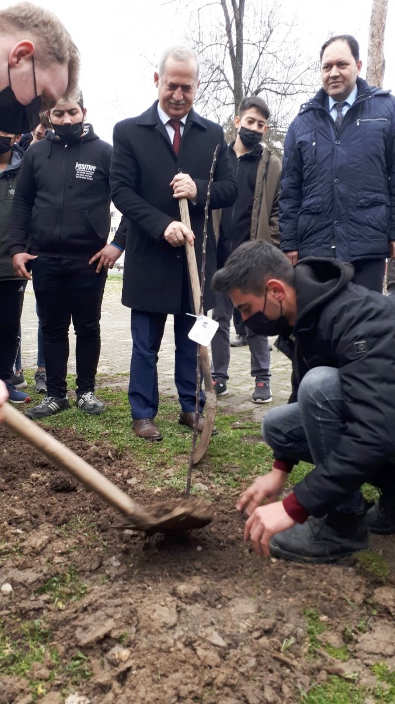 Bursa’nın Mustafakemalpaşa ilçesindeki 7 okulun öğrencileri, iklim değişikliğine dikkat çekmek amacıyla meyve fidanlarını toprakla buluşturdu ...