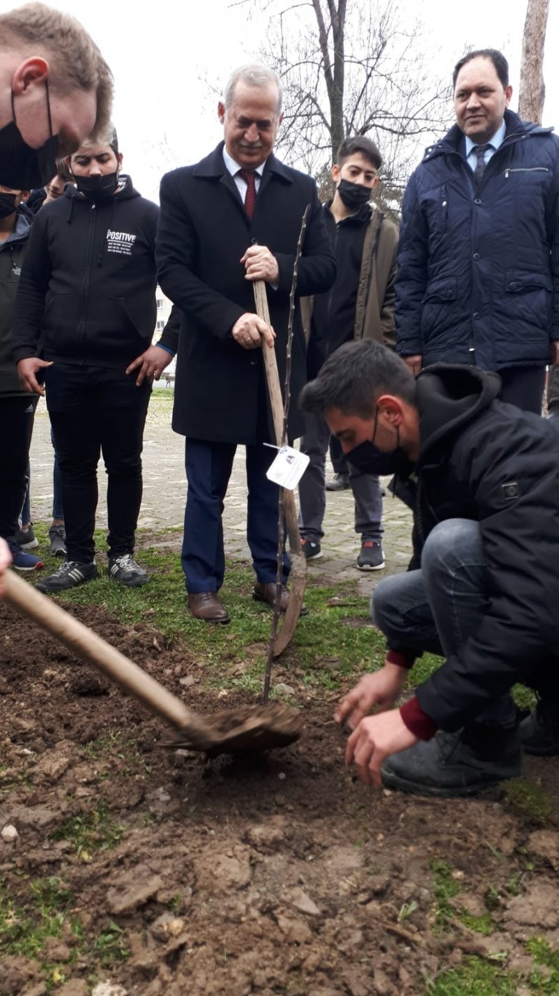 Bursa’nın Mustafakemalpaşa ilçesindeki 7 okulun öğrencileri, iklim değişikliğine dikkat çekmek amacıyla meyve fidanlarını toprakla buluşturdu ...